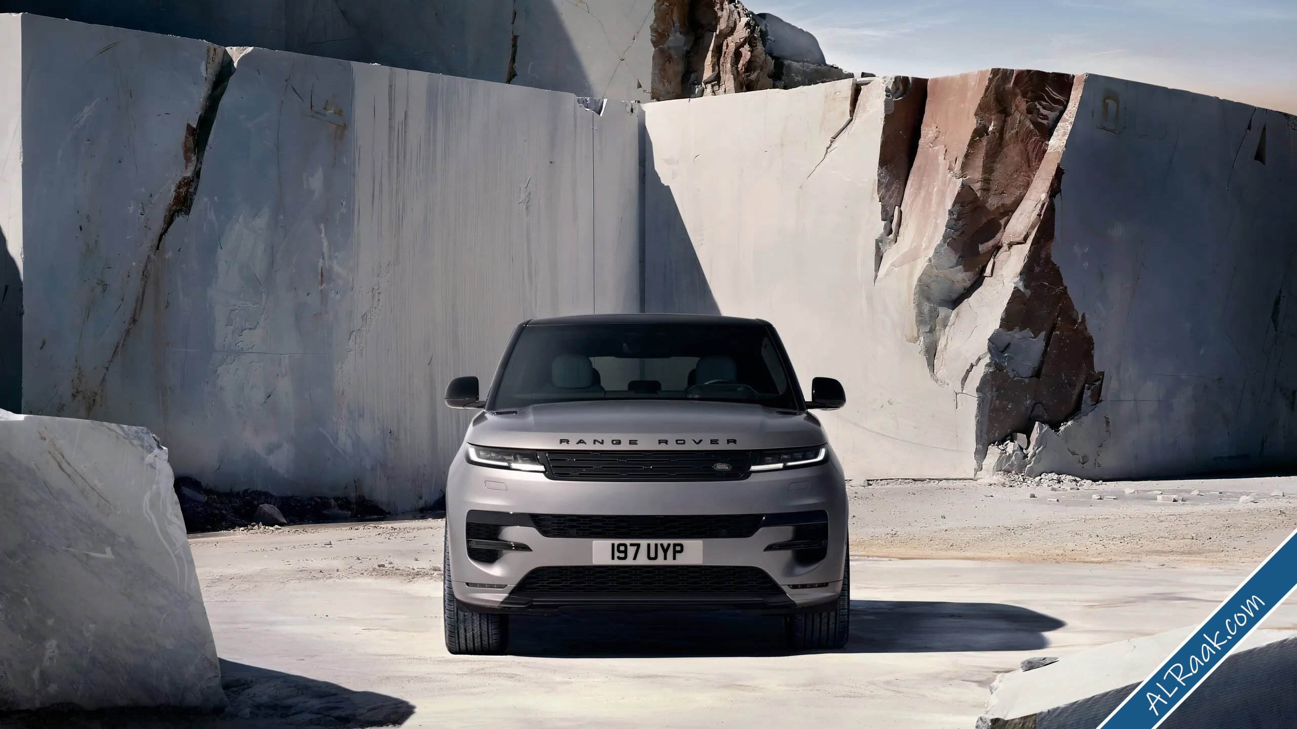رنج روفر سبورت الكهربائية تصل بأداء V8 وصمت مطلق ومدى 600 كم-1.jpg