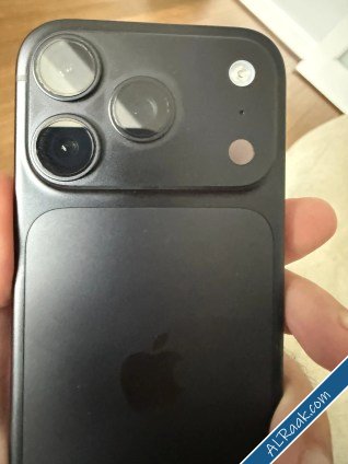 مستخدمو iPhone 18 Pro يواجهون مشكلة جديدة في اللون العنابي الطلاء يتلاشى لدى بعض الأجهزة-2.jpg