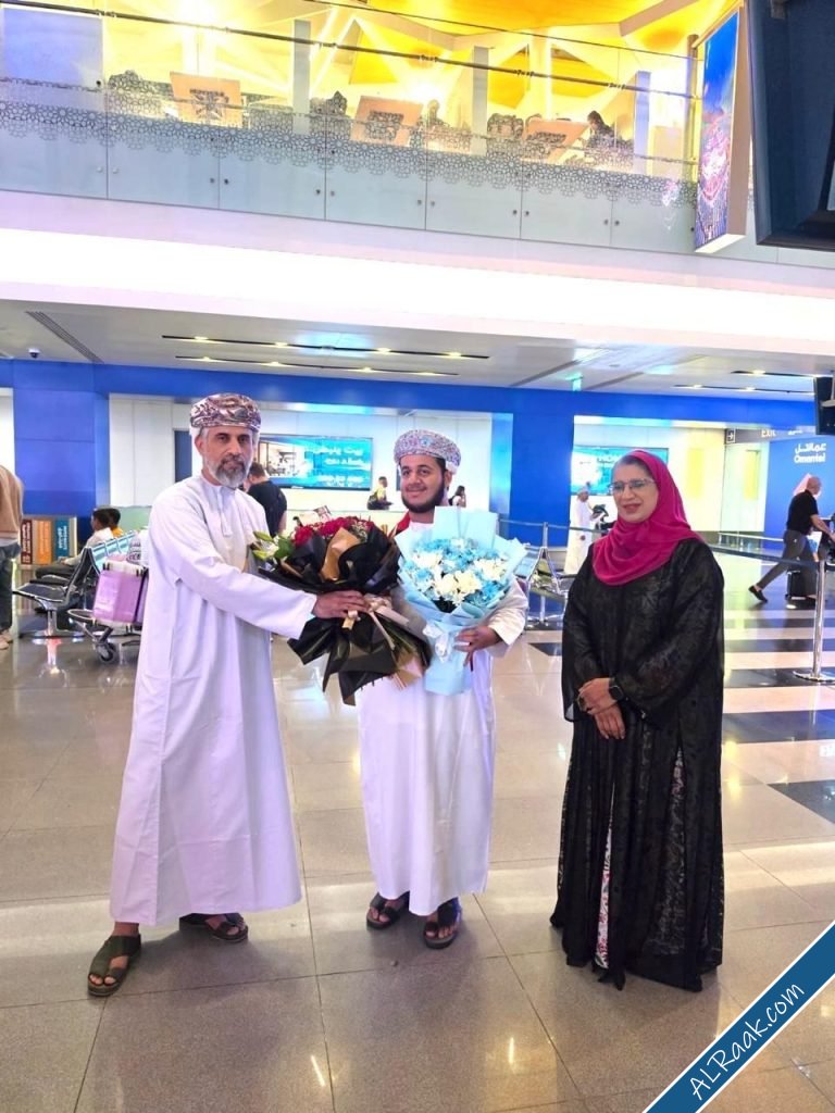 طالب عماني يتوج بالجائزة الذهبية في مسابقة أدبية خليجية-1.jpg