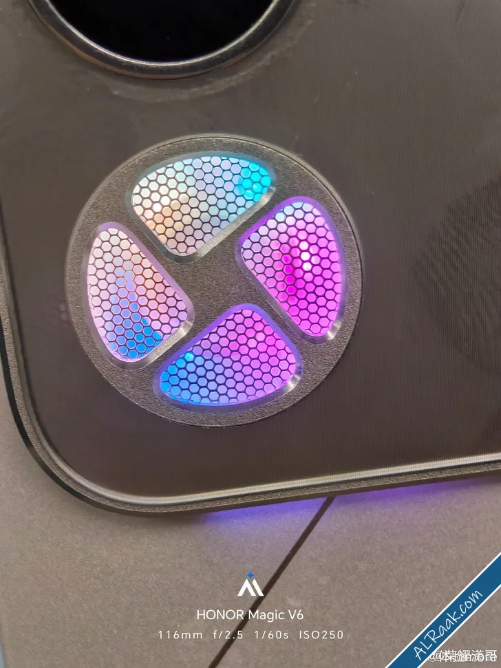 Honor تكشف عن جهاز Win Pad اللوحي للألعاب بشاشة OLED بتردد 240 هرتز ومروحة تبريد مدمجة-1.webp