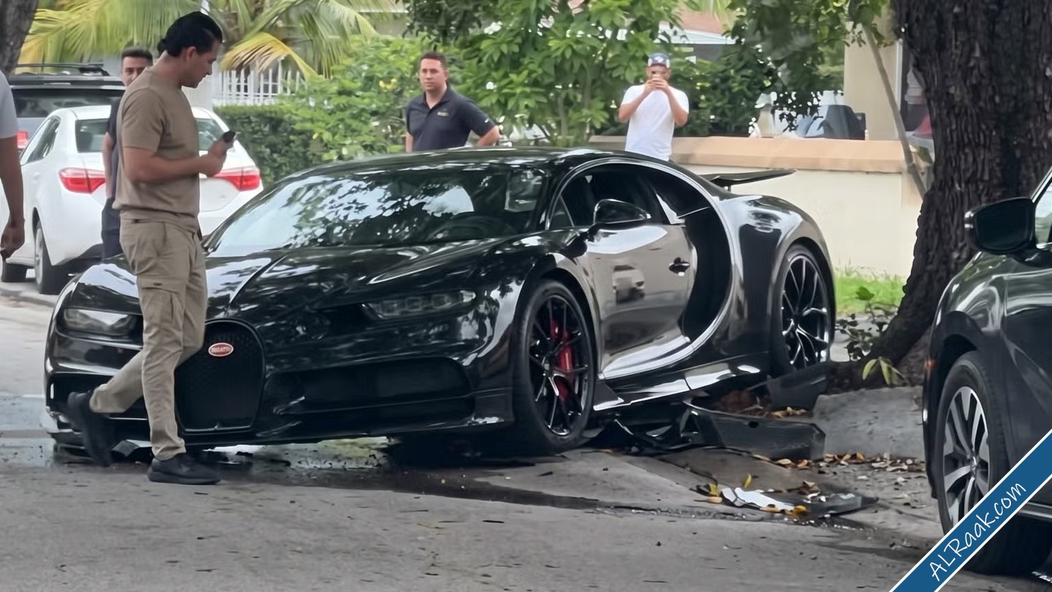 حادث مكلف لبوغاتي تشيرون السوداء سيارة بملايين الدولارات تنتظر الإصلاح-1.jpg