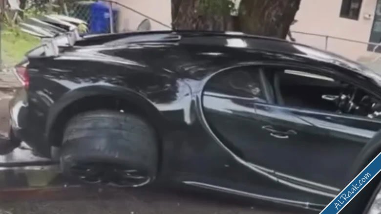 حادث مكلف لبوغاتي تشيرون السوداء سيارة بملايين الدولارات تنتظر الإصلاح-2.jpg