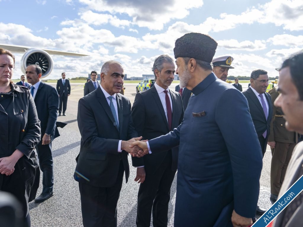 بالصور جلالةُ السُّلطان المُعظّم يغادر المملكةَ المُتّحدة-1.jpg