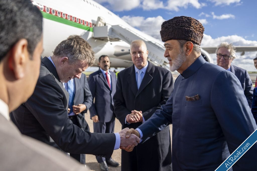 بالصور جلالةُ السُّلطان المُعظّم يغادر المملكةَ المُتّحدة-2.jpg