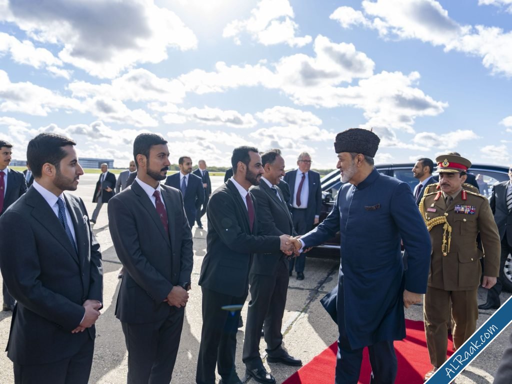 بالصور جلالةُ السُّلطان المُعظّم يغادر المملكةَ المُتّحدة-4.jpg