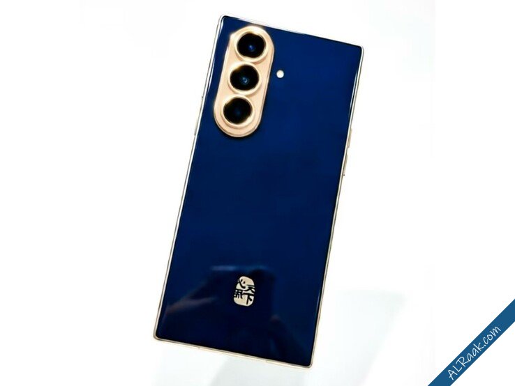 تسريبات تكشف عن الهاتف القابل للطي الفاخر Samsung W27 باللونين الأزرق والذهبي-1.jpg