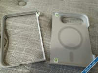 أبل تطرح غطاءً سيليكون لهاتف iPhone Duo يُثبَّت باللاصق